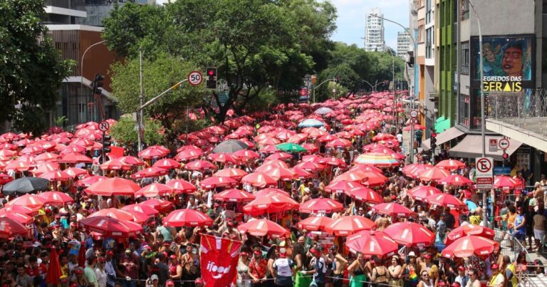 gcm-usa-spray-de-pimenta-e-gas-lacrimogeneo-contra-folioes-de-bloco-em-sp