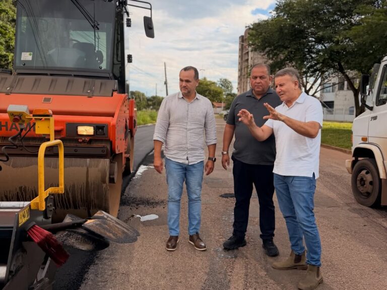 eduardo-gomes-e-eduardo-siqueira-acompanham-recapeamento-nas-avenidas-ns-4-e-ns-5,-em-palmas