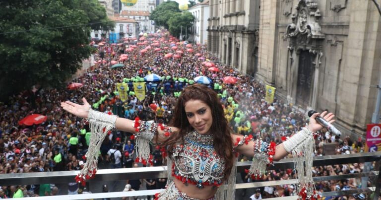 bloco-da-anitta-reune-famosos-e-multidao-de-fas-no-centro-do-rio-de-janeiro