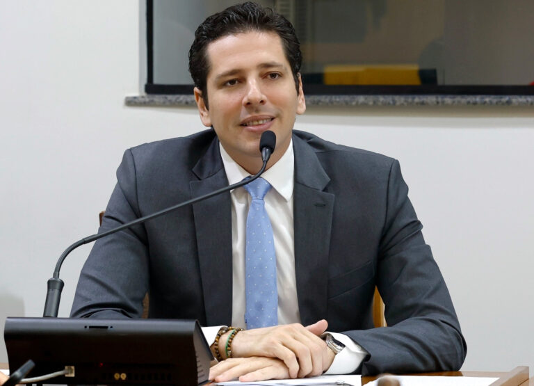 olyntho-quer-proibir-protesto-de-contas-de-luz-com-valores-abaixo-de-um-salario-minimo