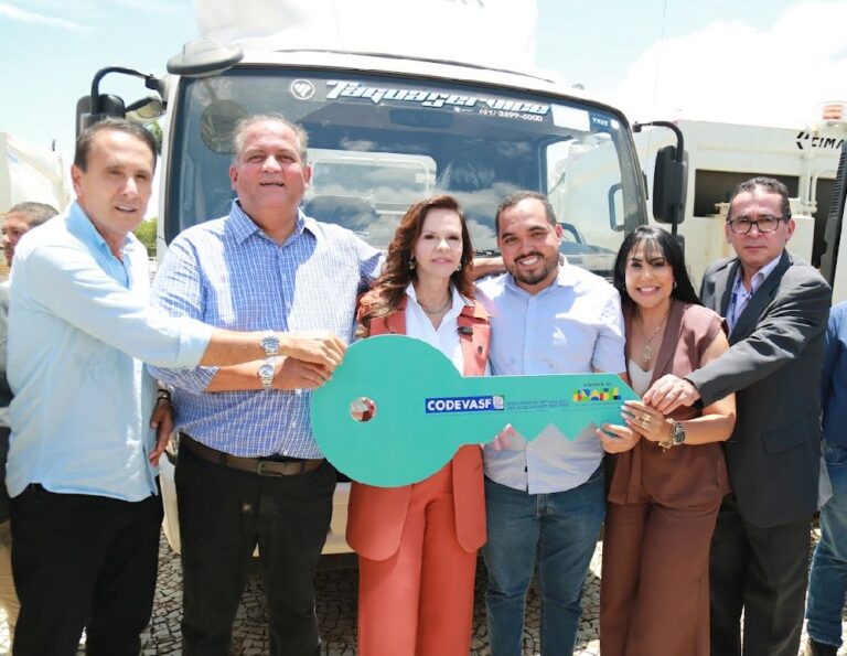 deputada-janad-valcari-destina-caminhao-compactador-para-porto-alegre-do-tocantins