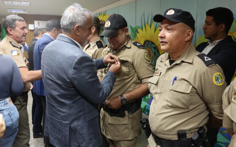 policiais-militares-recebem-homenagens-em-solenidade-na-assembleia-legislativa