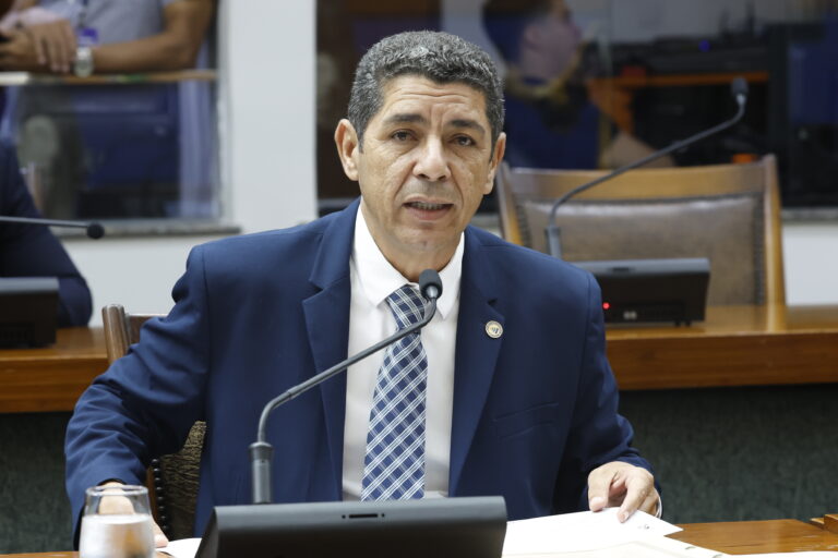 ​valdemar-junior-apresenta-pl-que-cria-politica-estadual-de-atencao-as-pessoas-com-doencas-raras