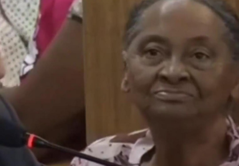 mulher-reage-com-surpresa-ao-se-ver-na-tv-durante-sessao-no-tocantins-e-video-viraliza;-assista