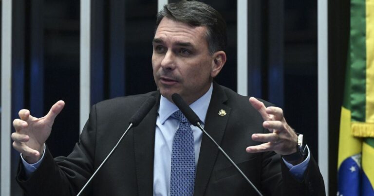 “diesel-esta-a-r$-10-e-nao-ha-pandemia”,-diz-flavio-bolsonaro-no-rn