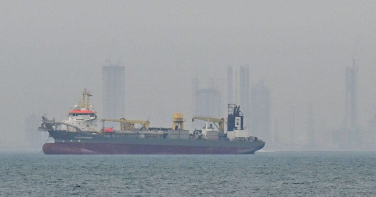 Petroleiro do Kuwait ancorado em Dubai é atingido por ataques iranianos petroleiro-do-kuwait-ancorado-em-dubai-e-atingido-por-ataques-iranianos