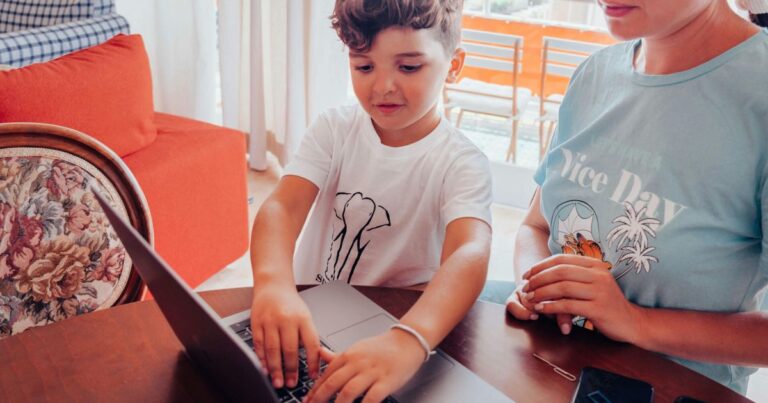 openai-lanca-guias-de-como-conversar-com-adolescentes-sobre-ia