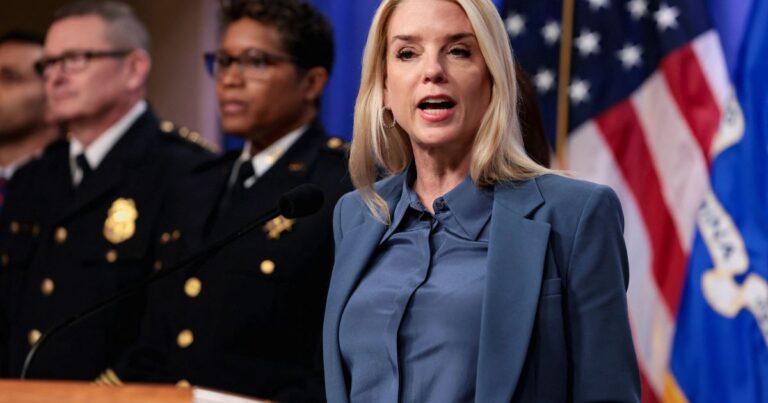 trump-discutiu-demitir-a-procuradora-geral-pam-bondi,-dizem-fontes