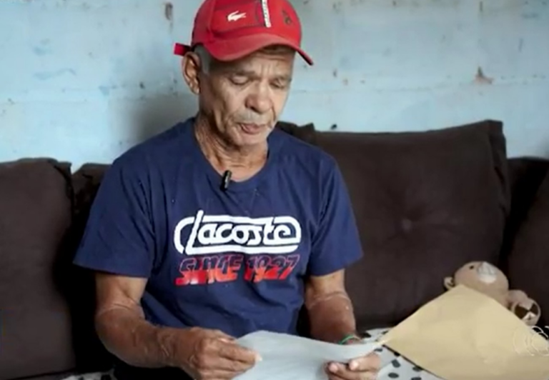 Lavrador se emociona ao comprovar que está vivo e receber documentos lavrador-se-emociona-ao-comprovar-que-esta-vivo-e-receber-documentos