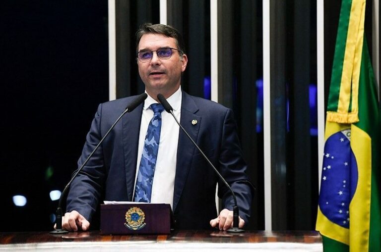 “gostaria-que-fosse-uma-mulher”,-diz-flavio-bolsonaro-sobre-vice