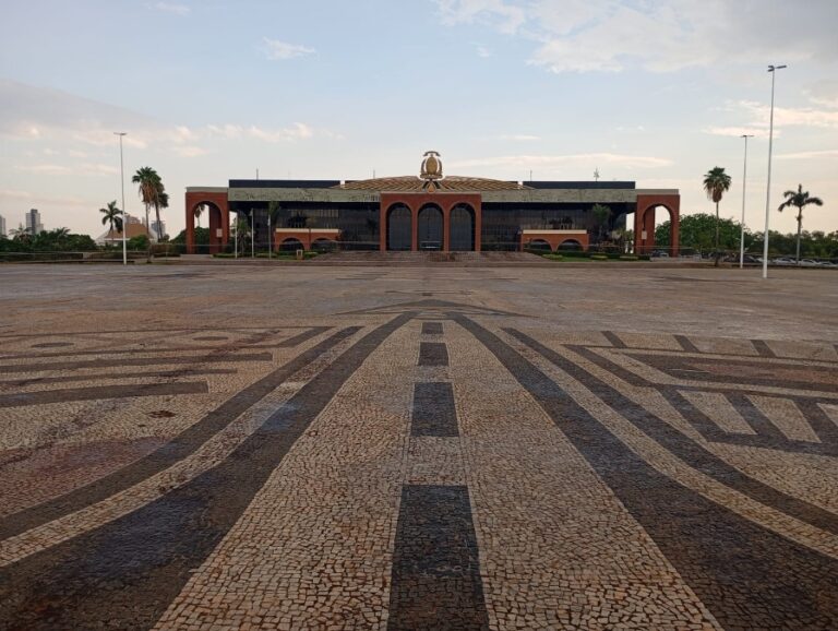 para-o-politico,-conveniencia-e-manter-se-no-poder;-o-resto-que-se-exploda